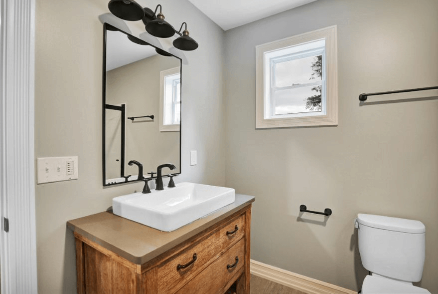 Bathroom with minimalist mirror and black hardware finishes