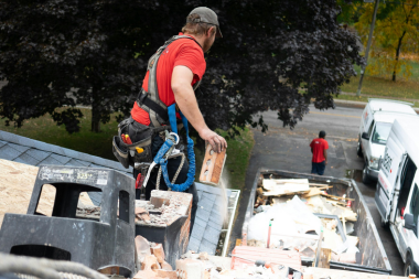 red flags of a bad home remodeling contractor roofing remodeler on rooftop custom built michigan