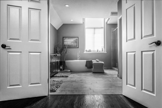 modern bathroom with center-placed free standing bathtub