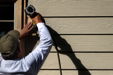 signs its time for a siding replacement remodeler repairing home exterior vinyl panels custom built michigan