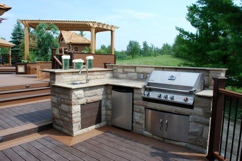 Outdoor kitchen space on a deck